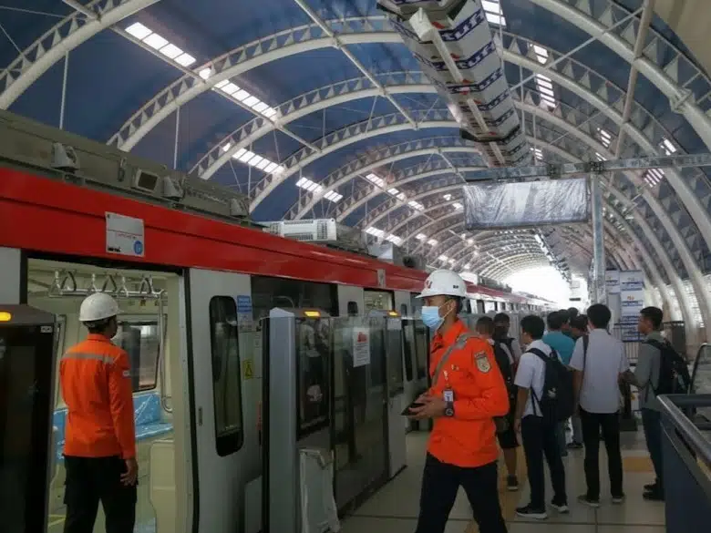 stasiun lrt taman mini​